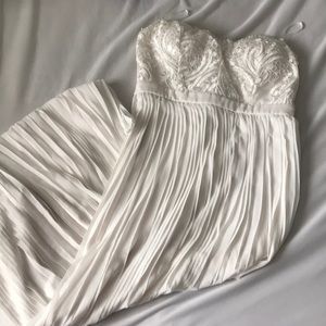 White maxi dress w/ sweetheart neckline